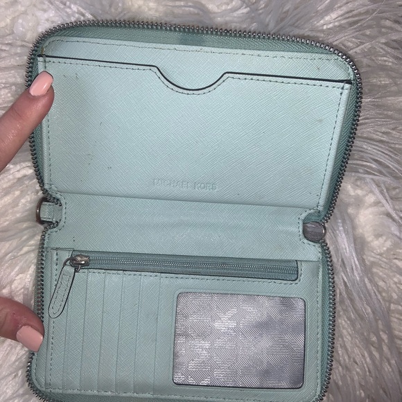 Micheal Kors wallet - Picture 2 of 3